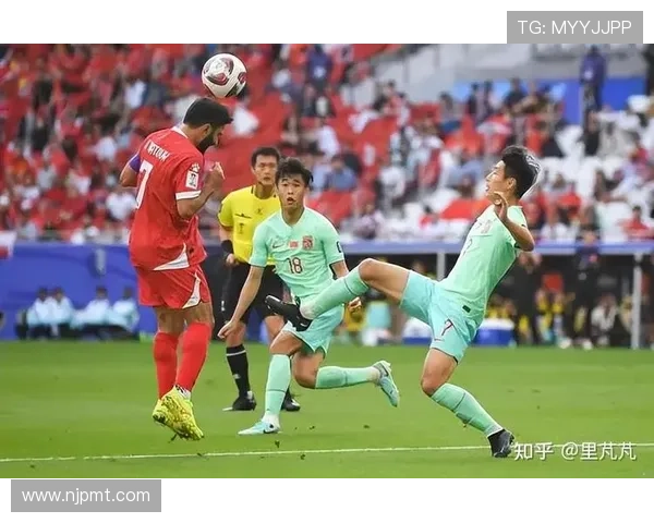 中国足球队勇夺亚洲杯冠军 迎来历史性突破 全员展现拼搏精神