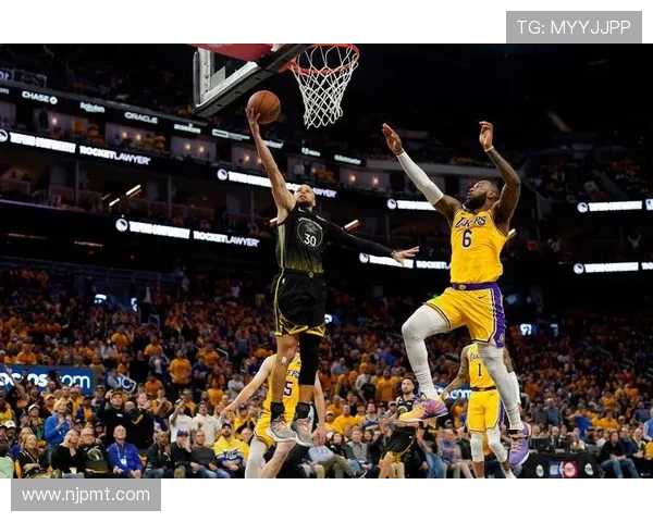 詹姆斯领衔湖人迎战勇士冲击季后赛席位,库里复出助力金州强势反击 詹姆斯领衔湖人迎战勇士冲击季后赛席位,库里复出助力金州强势反击